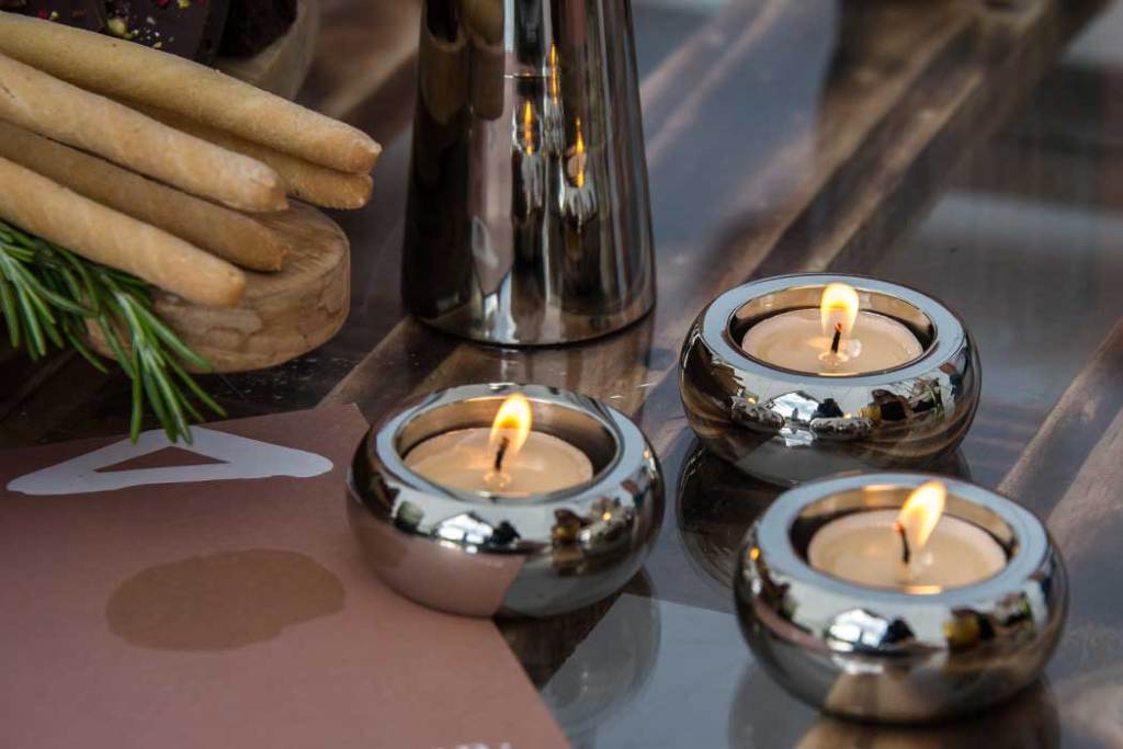 Pebble tealight holder