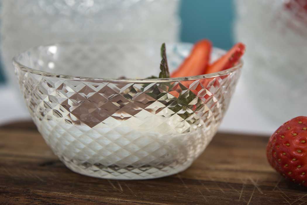 Single diamond-cut glass fruit bowl